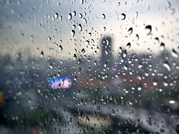 水从雨中滴落 背景模糊的城市景观 — 图库照片