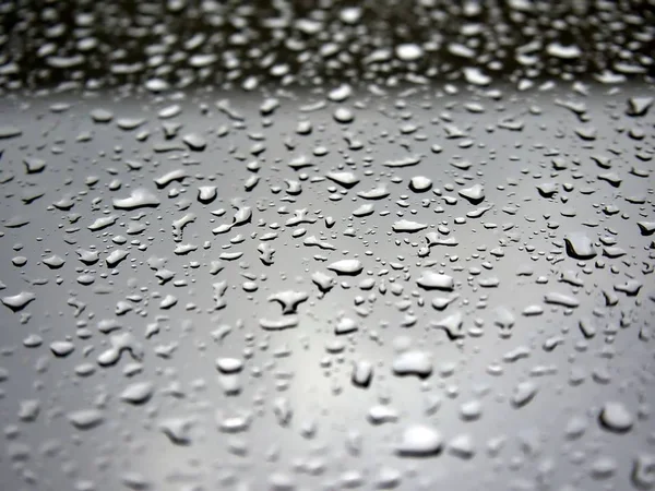 雨后水滴 天空模糊 — 图库照片