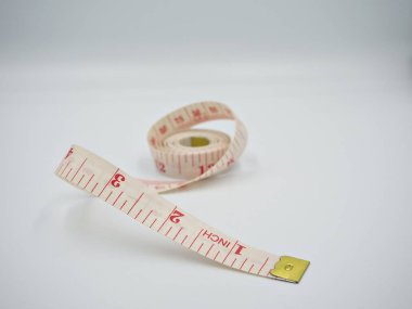 Beyaz arka plan ile ölçüm bandı üzerinde izole çekim ve çoğunlukla bant kenarına odaklanmak