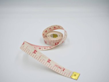 Bant rulo üzerinde odaktaki beyaz arka plan ile ölçüm bandı üzerinde izole çekim