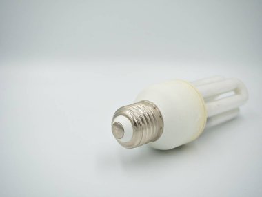 Beyaz arka planda kullanılan enerji tasarruflu ampul vida tabanına odak vurdu