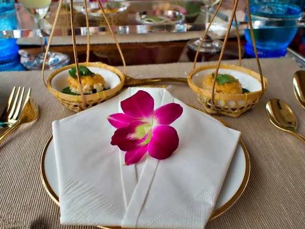 Ταϊλανδέζικη Μωβ Ορχιδέα Στο Πιάτο Ταϊλανδέζικο Ορεκτικό Χρυσαφί Κουτάλι Σετ — Φωτογραφία Αρχείου