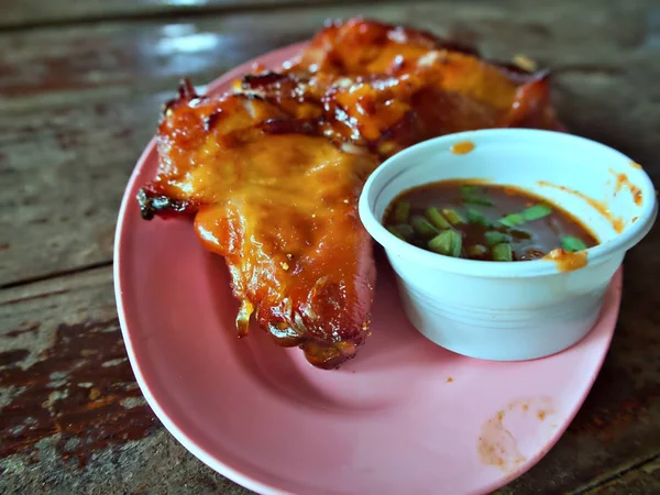 Ahşap masada sos ile Tay styel ızgara tavuk üzerinde yakın çekim