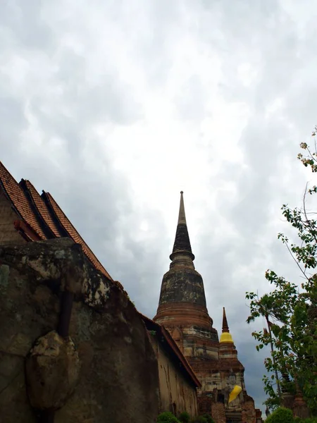 Portrétní Záběr Pagodu Starověkém Chaimongkol Chrám Ayutthaya Thajsko Pod Oblačnou — Stock fotografie