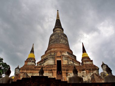 Wat Yaichaimongkol Tapınağı'nın antik pagoda ve Buda heykeli nde çekilen manzara, Ayutthaya, Tayland