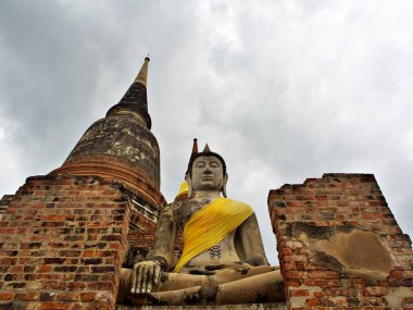 Wat Yaichaimongkol tapınağının kıvrımlı gökyüzü altında antik Buda heykeli vuruldu, Ayutthaya, Tayland
