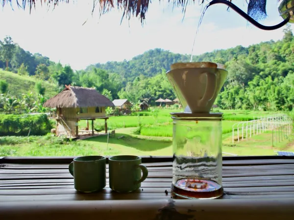 Panela Água Quente Derramando Café Mergulho Para Beber Com Fundo — Fotografia de Stock