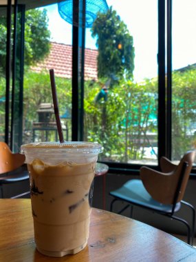 Plastik bardaktaki latte, 