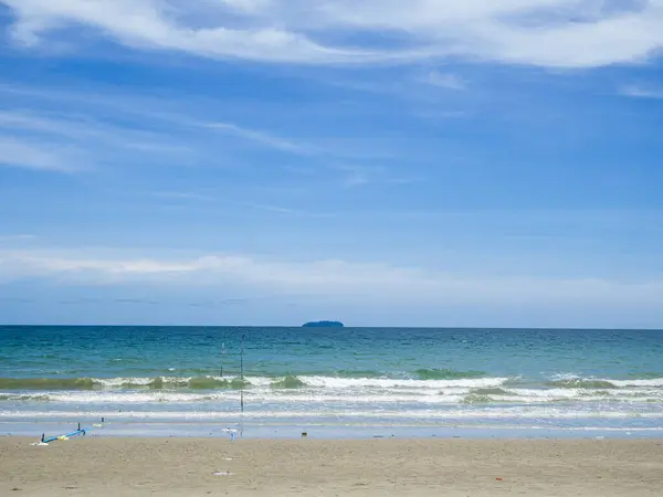 砂のビーチと雲と青い空と海の波 — ストック写真