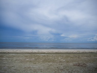 Bulutlu gökyüzü ve Tayland 'ın Kuiburi sahilindeki yansıması.