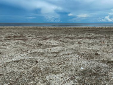 Tayland 'da yağmur taşıyacak bulutlu gökyüzünün altındaki kumsal.