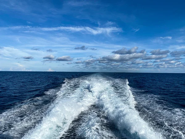 Feribot gemisinden sonra deniz dalgası Tayland 'ın su yüzeyinden geçmişti.