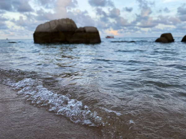 タイのタオ島のビーチで波に焦点を当てる — ストック写真