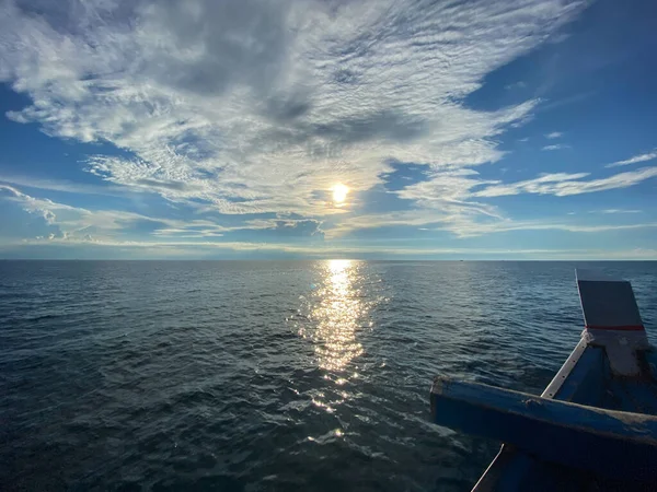 Koh Tao, Tayland 'da denizden çıkan güneş ufuktan batıyor.