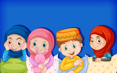 Pijamalı mutlu müslüman çocuklar.