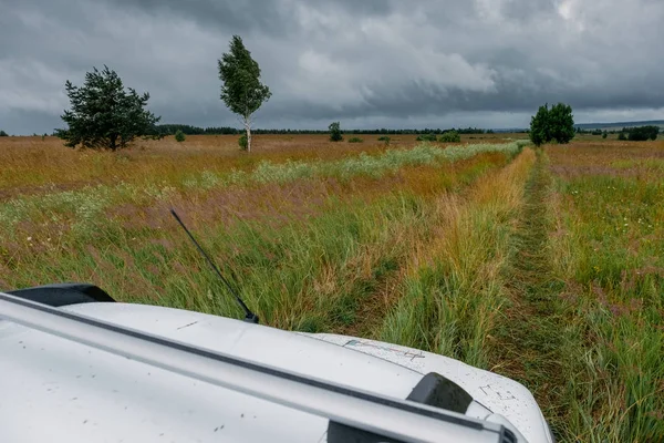 Suv Samochód Wiejskiej Drodze Brudne — Zdjęcie stockowe