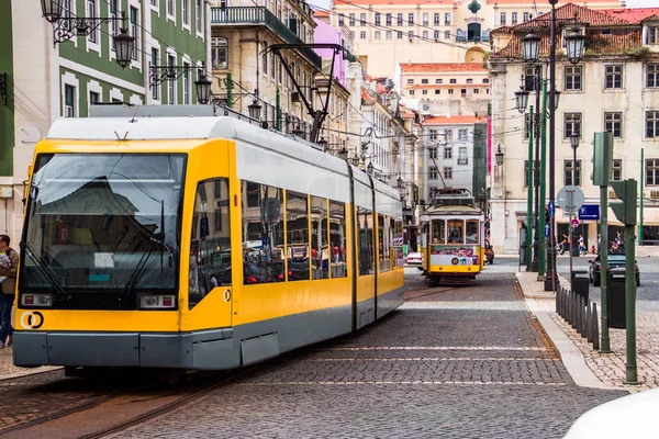 Eski street tramvayda Lizbon sarı