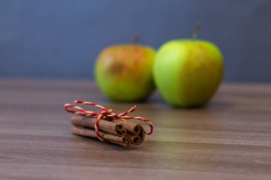 elma ve tarçın ahşap tablo