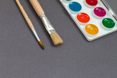 Suluboya boya boya ve fırça