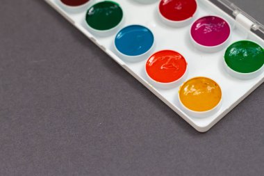 Suluboya boya boya ve fırça