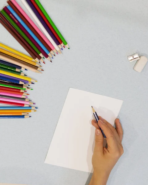 Hand Hält Farbstifte Auf Weißem Papier — Stockfoto