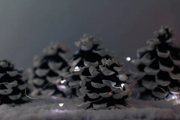 低キーはがきにクリスマス ライト クリスマス コーン — ストック写真