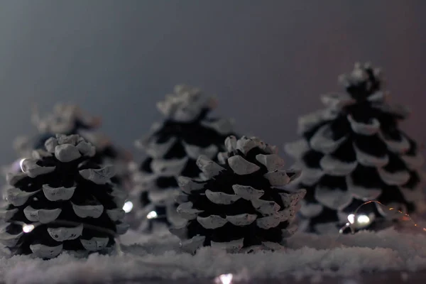 低キーはがきにクリスマス ライト クリスマス コーン — ストック写真