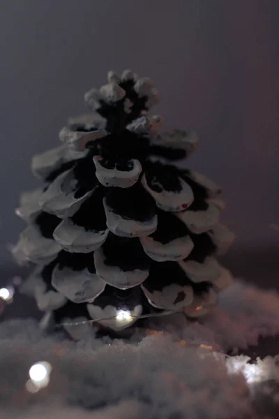 低キーはがきにクリスマス ライト クリスマス コーン — ストック写真