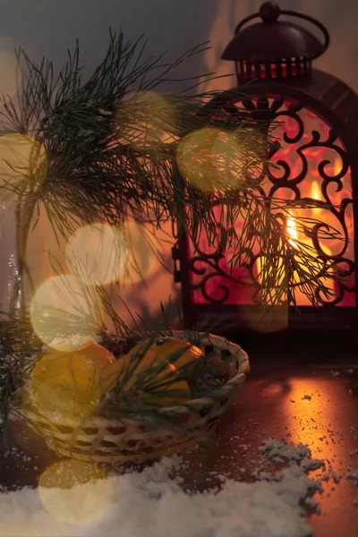 Рождественская Красная Лампа Свечой Украшенной Боке Рождественским Текстом — стоковое фото