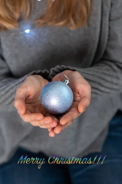 Main Femme Tenant Décoration Noël Fond Avec Des Lumières Bleues — Photo