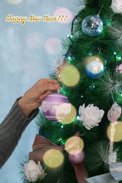 Frauenhand Mit Weihnachtsdekoration Hintergrund Mit Blaulicht Und Bokeh — Stockfoto