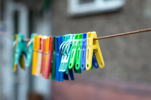 Spilli Colorati Collegati Alla Corda — Foto Stock