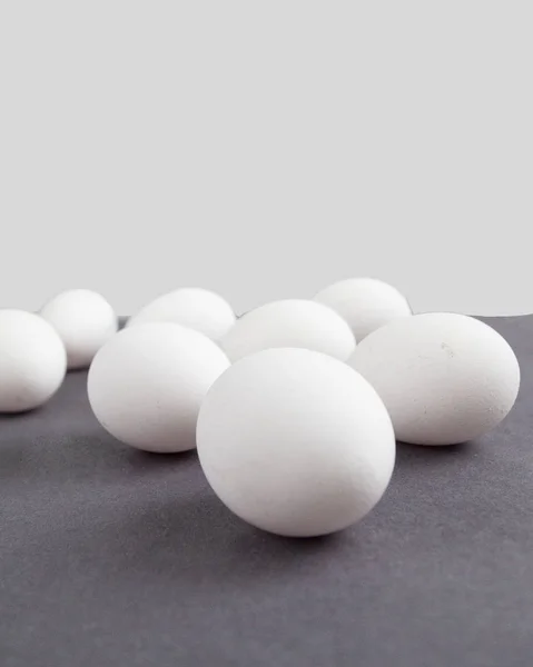 Grupo Ovos Brancos Sobre Cinza — Fotografia de Stock