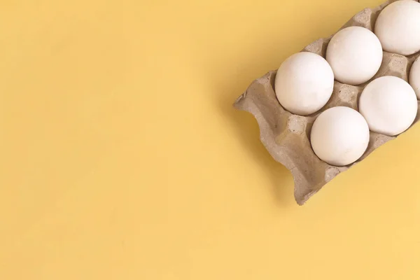 白い背景に割れた卵 — ストック写真