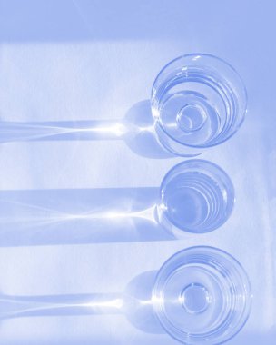 Soyut gölgelerin içinden su ile gözlük