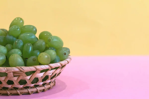 Uva Verde Uma Tigela Fundo Colorido — Fotografia de Stock