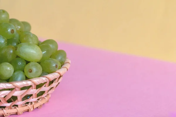 Uva Verde Una Ciotola Sfondo Colorato — Foto Stock