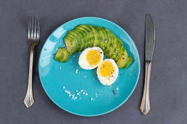 Avokado ile ev yapımı sağlıklı kahvaltı