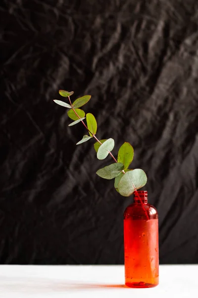 Flor Selvagem Uma Garrafa Vermelha — Fotografia de Stock