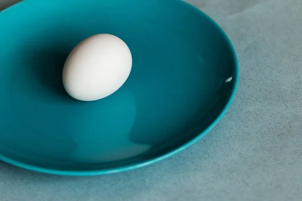 アート最小限卵の分離ブルー プレート — ストック写真