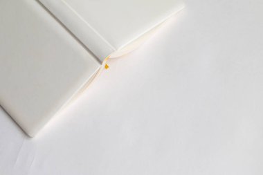 Beyaz masa üstünde beyaz defter