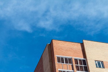 Dış tasarımı, tuğla duvar ve çatı