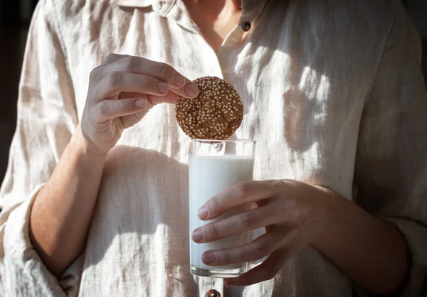 Mão Mulher Segurando Biscoitos — Fotografia de Stock