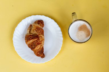latte veya cappuccino ve Fransız fırın ile kahve kahvaltı