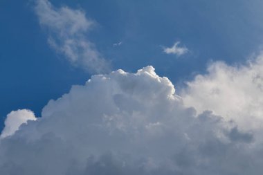 yaz sezonu parlak cloudscape görünümü