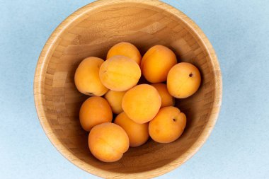 tahta bir kapta taze kayısı grubu. sağlıklı gıda 