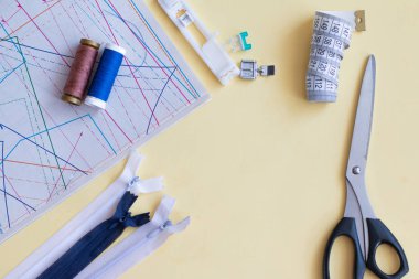desenli dikiş aletleri, iğne, sarı arka plan üzerinde makas, üst görünüm