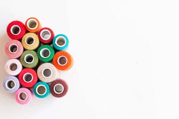 一组彩色针隔离 缝纫工具元素 — 图库照片