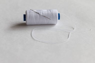 beyaz arka plan üzerinde izole beyaz iplik bobin, dikiş şeyler monokrom resim