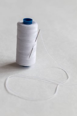 beyaz arka plan üzerinde izole beyaz iplik bobin, dikiş şeyler monokrom resim